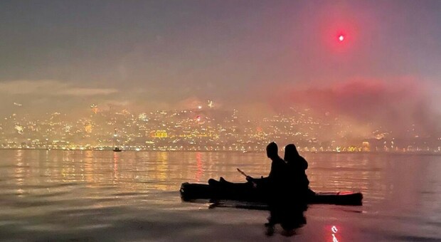 Paltrinieri con la fidanzata in sup: «Il mio Capodanno a Napoli tra la nebbia e i fuochi d'artificio»