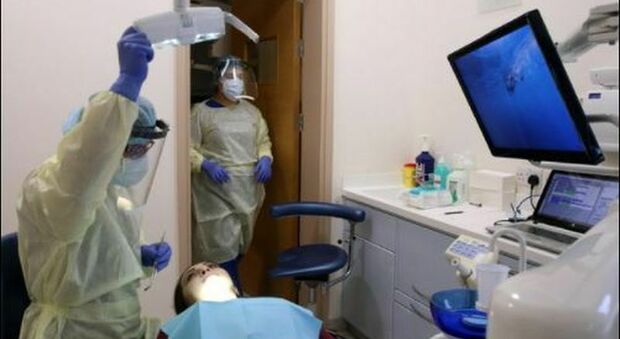 Lionel Guedj, il dentista milionario che levava i denti sani a processo: centinaia i pazienti "mutilati"