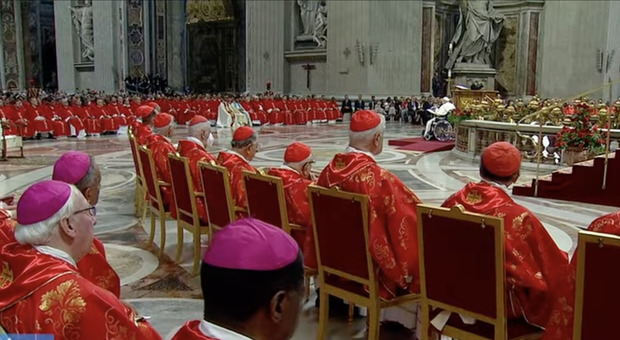 Papa Francesco in carrozzina a San Pietro traccia ai cardinali la Chiesa del futuro: ringiovanita, senza muri e barriere