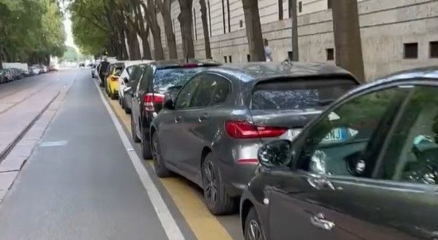 Milano, auto in sosta selvaggia sulla ciclabile e ghisa non pervenuti