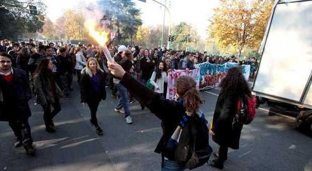Buona scuola, proteste e tensioni a Milano: ferito anche un professore