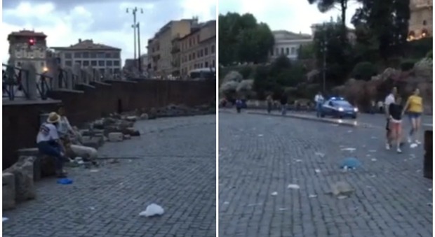 Turisti al Colosseo tra escrementi e rifiuti: il degrado nel pieno centro di Roma
