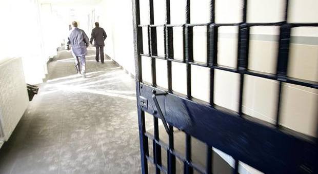 Corruzione a Rebibbia, favori a un detenuto: due agenti in manette