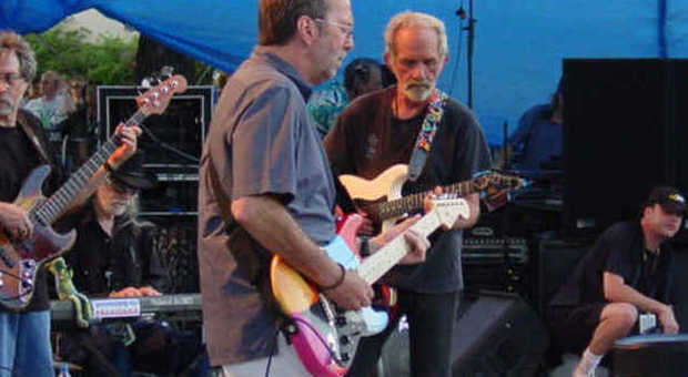 Eric Clapton sul palco con J.J. Cale, scomparso nel luglio 2013
