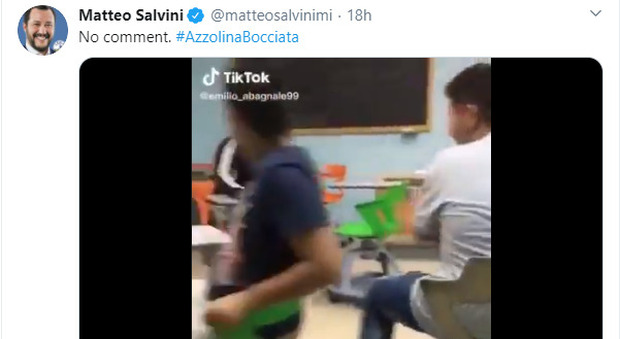Banchi a rotelle come l'autoscontro, Salvini: «Azzolina bocciata». Ma è un video del 2017