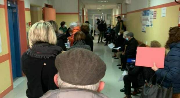 Anziani in coda per il vaccino, assembramenti e proteste in ospedale