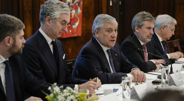 Gas, Tajani: «Piombino, rigassificatore in funzione a primavera. E una rete colleghi l’Italia»