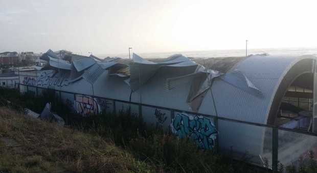 Il tetto della piscina comunale di Santa Marinella scoperchiato dal vento