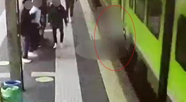 Ragazzino di 15 anni spinto sotto al treno da due coetanei: la drammatica sequenza nelle immagini delle telecamere