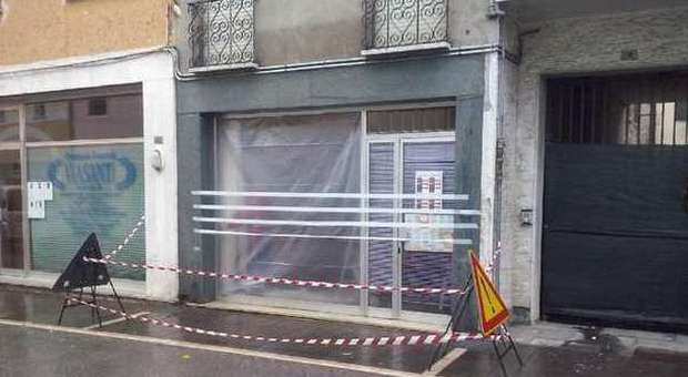 Rossano Veneto, la vetrina sfondata nella foto inviata da Gianni Trentin