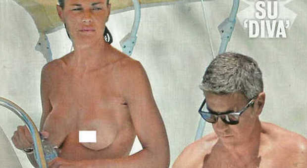 Martina Colombari, vacanze hot col marito Billy Costacurta: topless in barca a Ponza