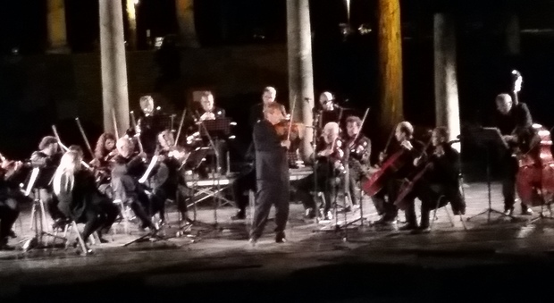 Roma, aerei a bassa quota sul teatro: Uto Ughi interrompe il suo concerto a Ostia