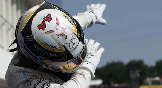 L'esultanza di Lewis Hamilton dopo aver tagliato il traguardo vittorioso del GP d'Ungheria