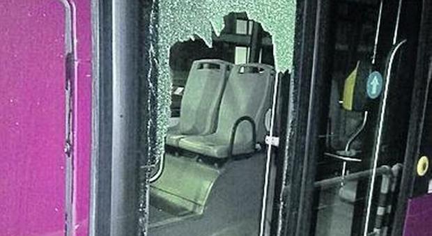 Roma, sassi contro l'autista del bus: «I nomadi giocano al tiro al bersaglio»
