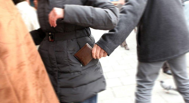 Borseggiatore romeno sorpreso in flagranza dai poliziotti: arrestato