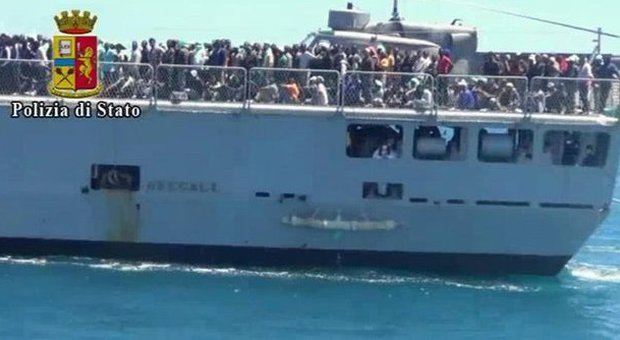 Immigrazione, barcone con 350 persone a bordo arriva in porto a Lampedusa