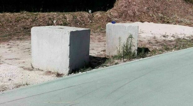 Atti vandalici sulla Via Verde: rimosse le barriere di cemento, segni di un trattore sulla pista ciclopedonale