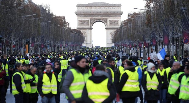 Francia, allerta massima per la quinta giornata di agitazione dei Gilet Gialli