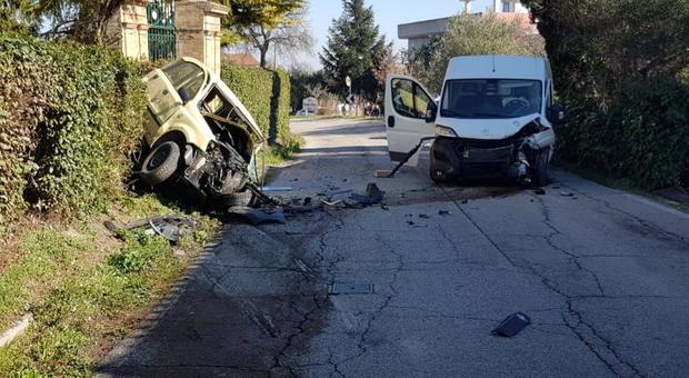 Servigliano, frontale tra un furgone e un'auto: muore donna di 70 anni