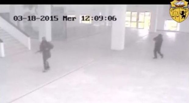 Tunisi, spunta il video dell'agguato al museo: i terroristi ripresi dalle telecamere di sicurezza