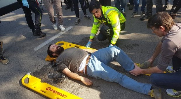 Francesco, voce dei manifestanti, ferito (foto global project)