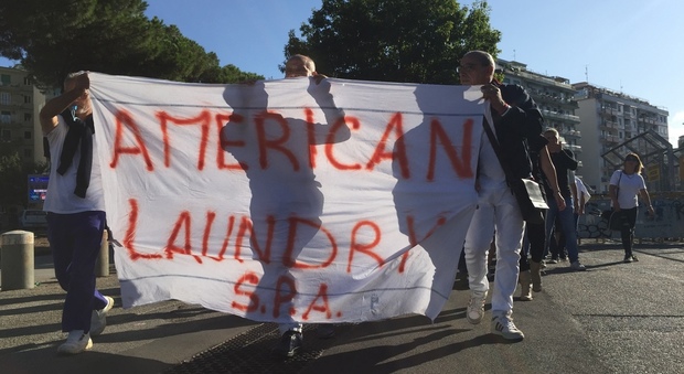 Napoli, tornano in piazza i lavoratori dell’American Laundry: corteo e sit in a Fuorigrotta