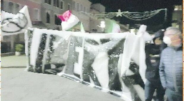 LA PROTESTA Fumogeni e striscioni esposti ieri sera a Chioggia durante la manifestazione