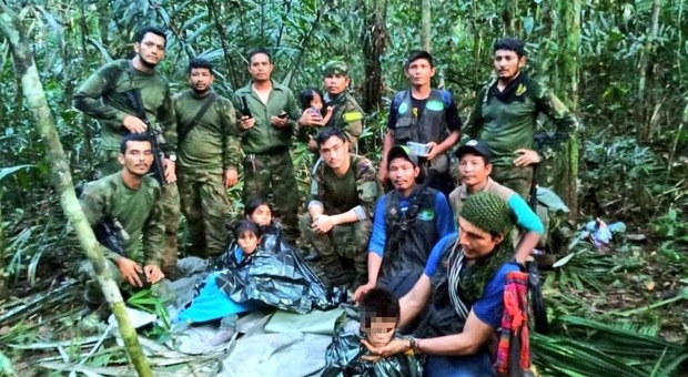 Quattro bambini ritrovati vivi dopo un incidente aereo: sopravvissuti 40 giorni nella giungla, la mamma è morta