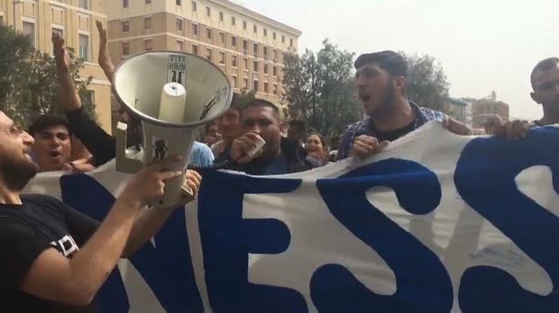 Napoli. Sgombero programmato del campo di via Brecce: i Rom protestano davanti Palazzo San Giacomo | Video