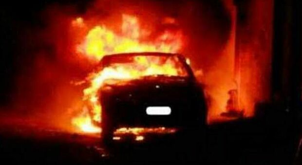 Quarto, l'auto di una donna va in fiamme: indagini dei carabinieri