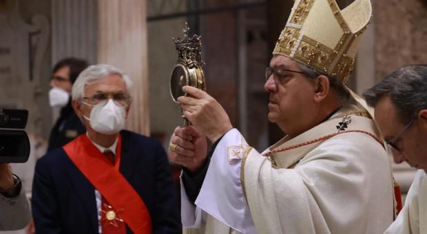 Coronavirus a Napoli, San Gennaro fa il miracolo a porte chiuse nel Duomo: il sangue s'è sciolto alle 19.04