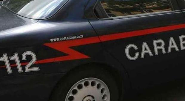 Milano, trovato un cadavere al lato della ​provinciale: "Gettato da un'auto in corsa"