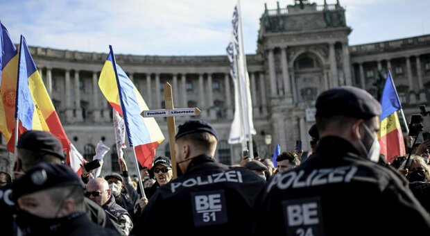 immagine Austria, migliaia in piazza contro il nuovo lockdown