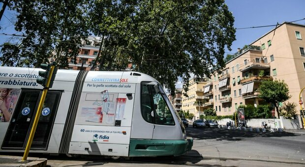 Roma, panico sul tram 2: clochard spruzza spray al peperoncino e acceca una neonata, passeggeri intossicati