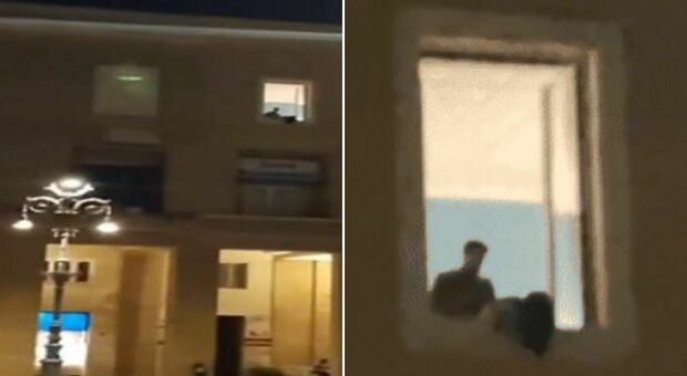 Lecce, sesso alla finestra in pieno centro: il video di piazza Sant'Oronzo diventa virale