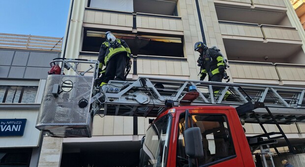Incendio su un balcone del centro di Latina: sul posto vigili del fuoco, polizia locale e ambulanza