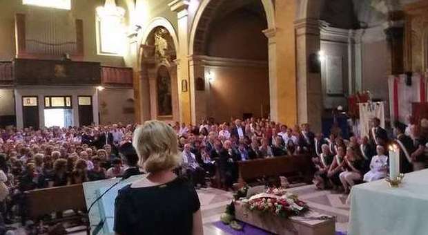Simone Camilli, folla a Pitigliano per l'ultimo saluto Il vescovo: "L'amico che tutti vorrebbero avere"