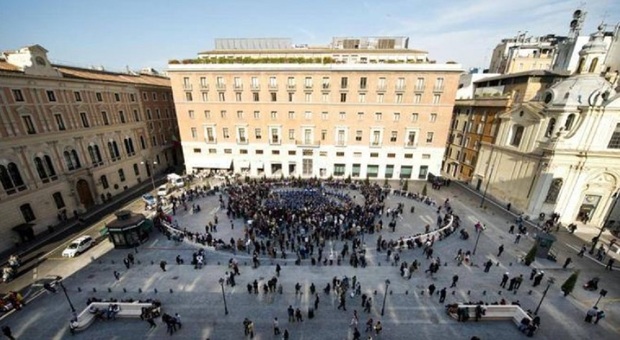 Colf cade dal quinto piano a Roma mentre fa le pulizie, il miracolo della donna di 67 anni: non rischia la vita