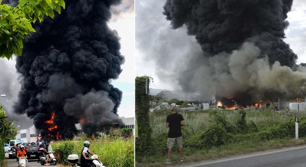 Pietrasanta, incendio in capannone di materie plastiche: «State chiusi in casa»