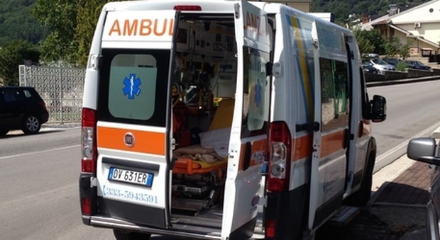 Napoli, operatori ambulanza sequestrati da un gruppo di sedicenni: «Dovete soccorrere il nostro amico»