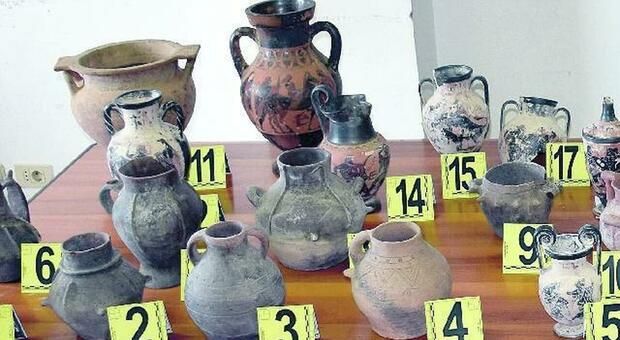 Ostia, anfore e vasi antichi nascosti nel garage-museo: denunciato 60enne, soprannominato il "re etrusco"
