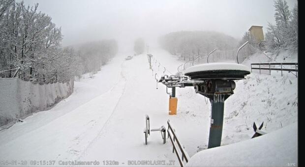 Venti centimetri di neve in pista: altro weekend da boom sugli sci. Aperti gli impianti a Bolognola, Sassotetto e Frontignano