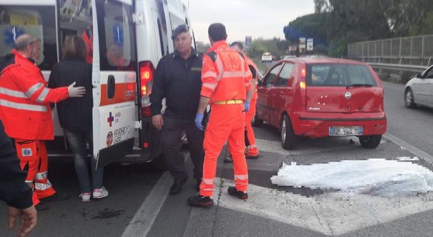 Roma, schianto tra auto e moto sulla Pontina: un morto