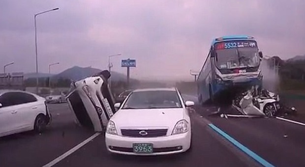 Corea del Sud, bus impazzito travolge le auto e provoca terrore e feriti: il video choc dell'incidente