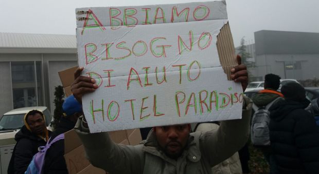 Insoddisfatti dell'accoglienza in hotel: richiedenti asilo in marcia per protesta