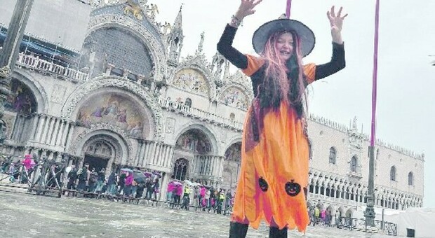 LA FESTA IN CENTRO STORICO Un Halloween con l’acqua alta in piazza San Marco in una foto d’archivio