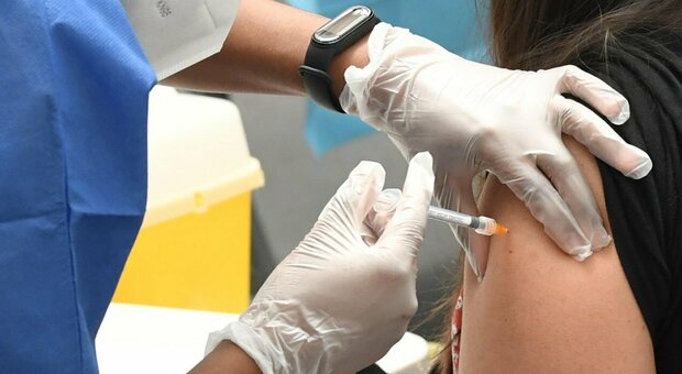 Vaccino, sì Ue e Aifa per 12-15enni