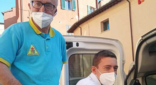 Andrea Tomassini con un volontario della confraternita Misericordia Perugia-Olmo