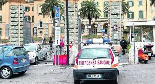 Roma, caos negli ospedali, anziani parcheggiati da mesi: «I parenti non li vogliono a casa»