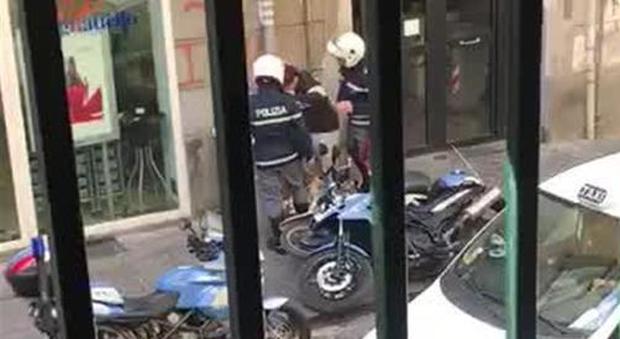 Poliziotti violenti a Napoli, video choc e il questore apre un'inchiesta